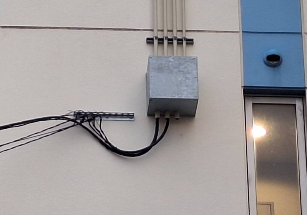 三重県 四日市市 電気通信工事業 交通信号工事 ネットワーク設備工事 インターネット回線 Wi-Fi無線LAN LAN工事 電気工事 交通信号工事 防犯カメラ設置工事 NTT取次業務 ネットワーク構築