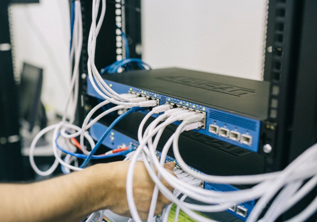 三重県 四日市市 電気通信工事業 交通信号工事 ネットワーク設備工事 インターネット回線 Wi-Fi無線LAN LAN工事 電気工事 交通信号工事 防犯カメラ設置工事 NTT取次業務 ネットワーク構築