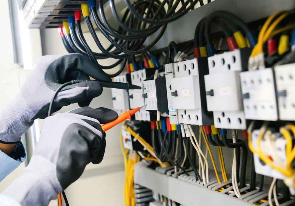三重県 四日市市 電気通信工事業 交通信号工事 ネットワーク設備工事 インターネット回線 Wi-Fi無線LAN LAN工事 電気工事 交通信号工事 防犯カメラ設置工事 NTT取次業務 ネットワーク構築