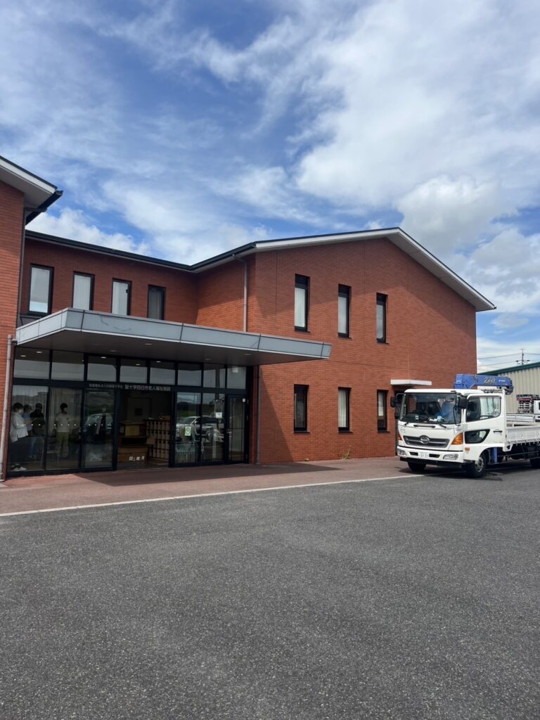三重県 聖十字四日市 老人福祉施設 車椅子寄与 電気通信工事業 交通信号工事 ネットワーク設備工事 インターネット回線 Wi-Fi無線LAN LAN工事 電気工事 交通信号工事 防犯カメラ設置工事 NTT取次業務 ネットワーク構築